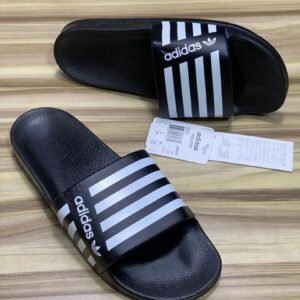 Claques Adidas Adilette Classiques Noires et Blanches